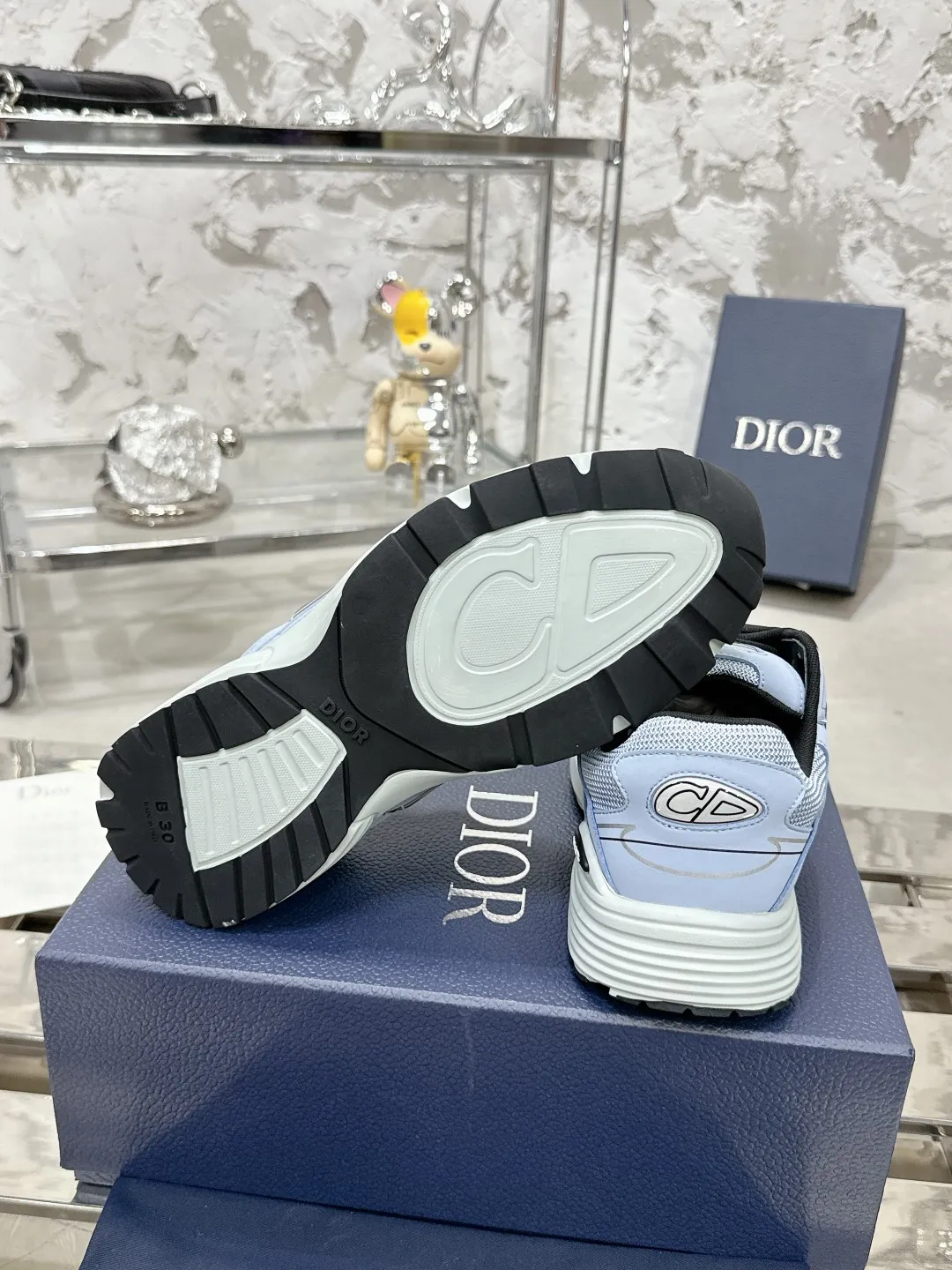 Men's men's shoes 💰600❤️❤️❤️High version Dior Dior's latest color matching B30 series reflective dad sneakers original 17380💰 purchased for development and production Brand new B30 sneakers Dad Shoes style shoes that follow the trend of the retro market The Dior logo on the tongue also indicates that this pair of shoes is the B30 model! B30 uses fine-textured leather and mesh cloth materials to form a shoe body. There are conspicuous letters CD on both sides of the shoe body to indicate identity. Many lines on the shoe body outline details to make the shoes look less monotonous and full of retro flavor. The delivery counter is exquisitely packaged🛍📦 ▪️Fabric: Original customized technical fabric + mesh ▪️Inner lining: Customized breathable lining ▪️Outsole: Original molded IP foam + TPU outsole ▪️Sole thickness: 3.5CM ▪️Size: Women’s size 35-40 / Men’s size 39-46